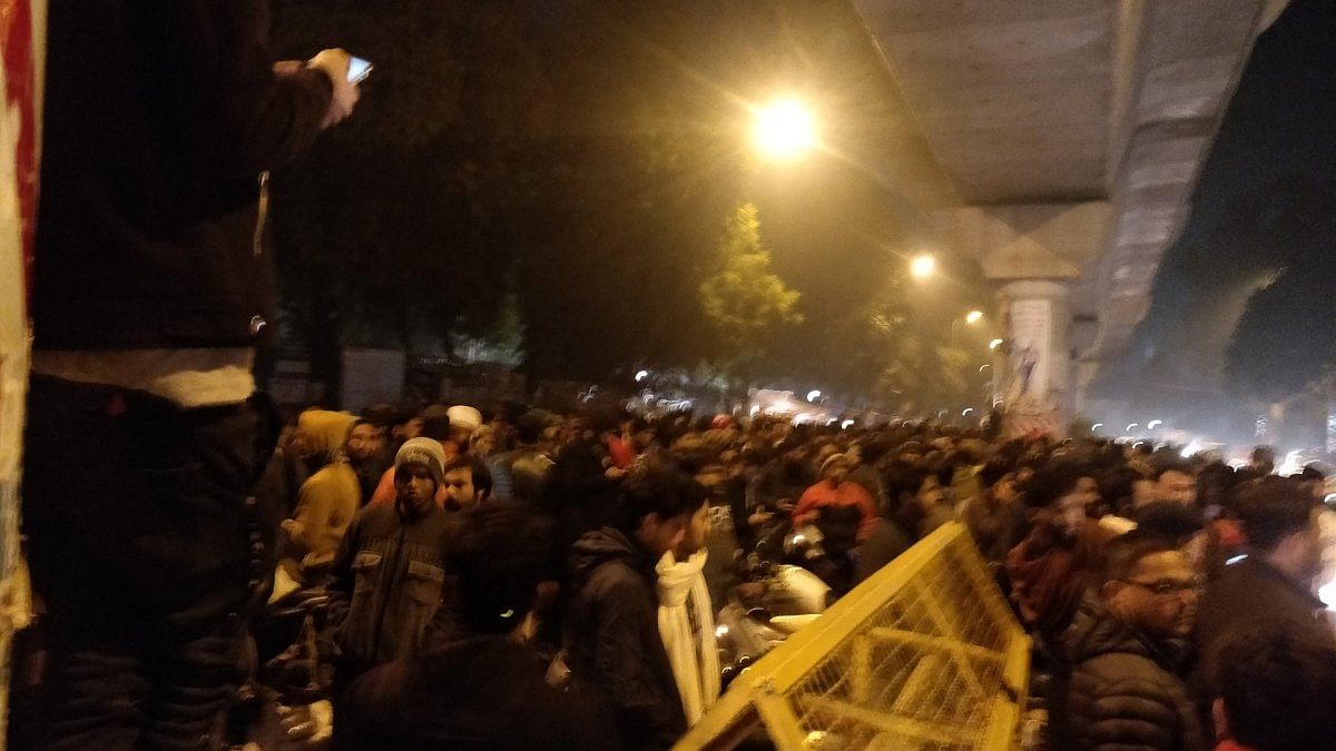 jmi123 Crowd gathers outside Jamia Millia Islamia after firing took place | Twitter