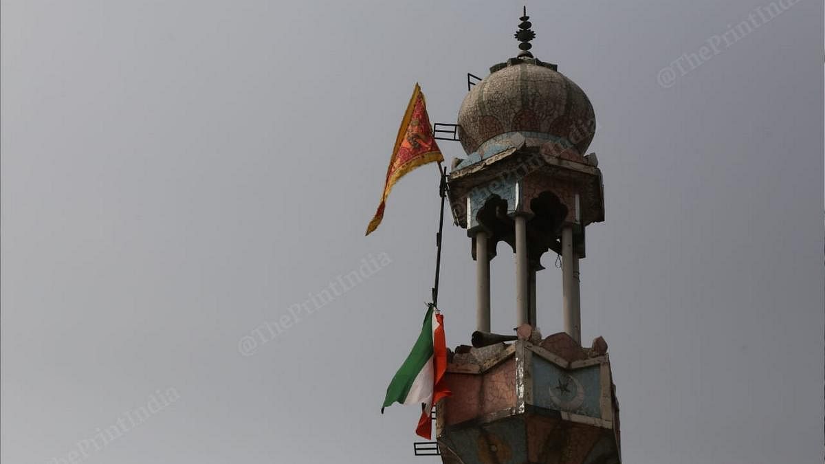 moque A mob climbed the minaret of the Badi Masjid and planted a saffron flag.