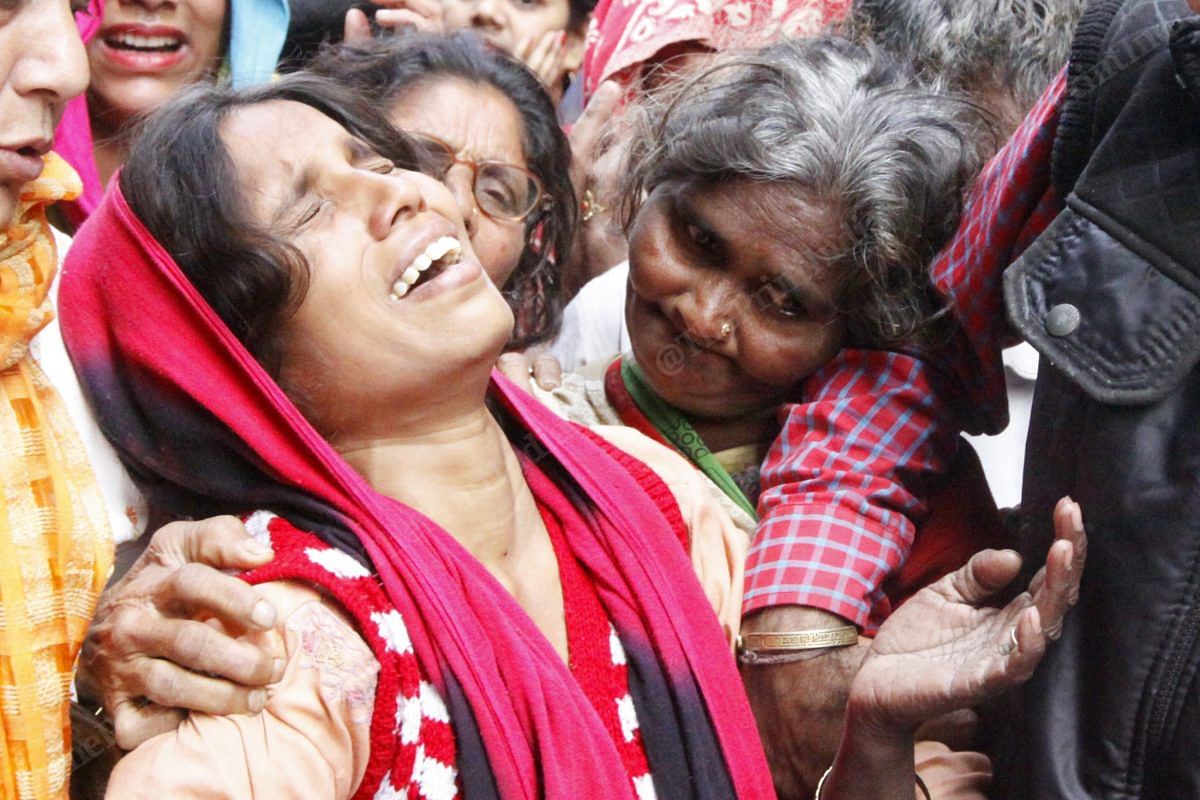 Sunita Devi burst into tears as they prepare for Prem Singh's final journey | Photo: Praveen Jain | ThePrint