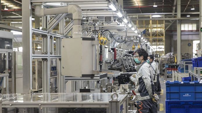 China is loosening the criteria for factories to resume operations as it walks a tightrope between containing the coronavirus and preventing a slump in the world's second-largest economy | Representational Image | Qilai Shen | Bloomberg