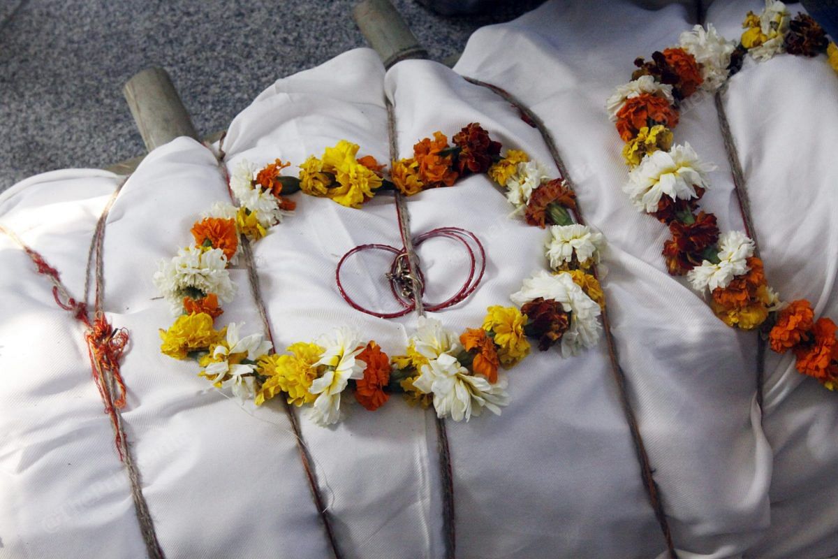 Preparing for the last rites | Photo: Praveen Jain | ThePrint
