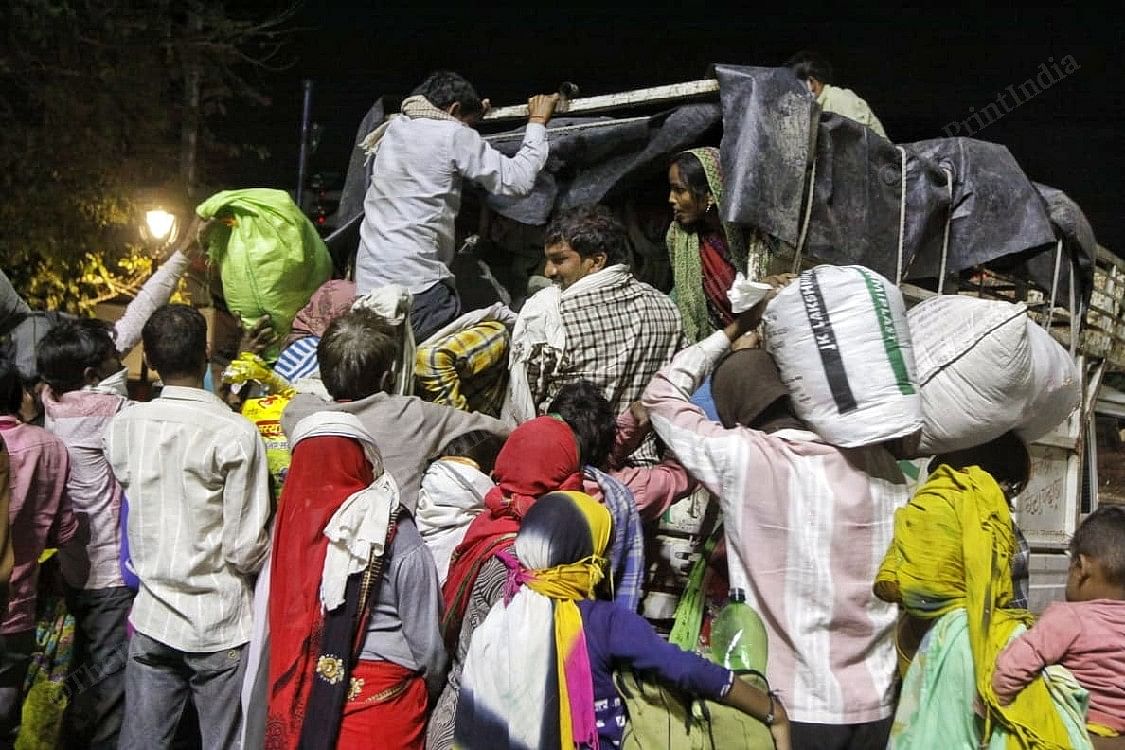 Migrant workers trying to board a vehicle | Photo: Praveen Jain | ThePrint