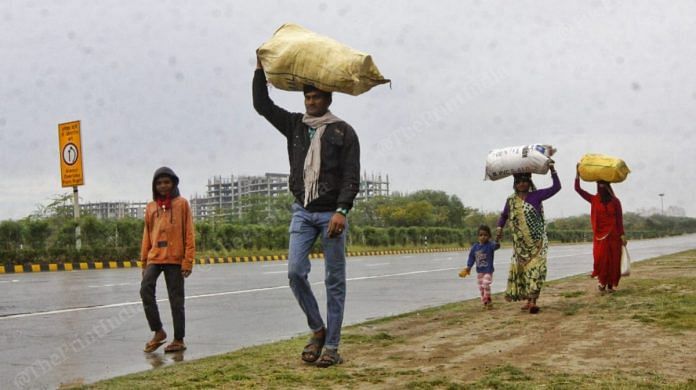 A family from Jhansi leaving Delhi-NCR with their ration, clothes and household items