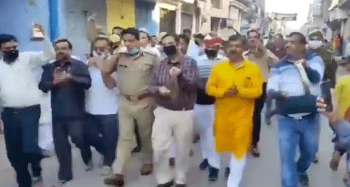Video of DM Vaibhav Srivastava and SP Abhishek Dikshit ringing bells and clanging steel plates | Screengrab