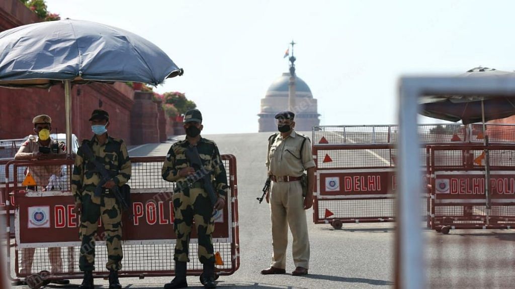 Delhi Police at a checkpoint during Janata curfew | Suraj Singh Bisht | ThePrint