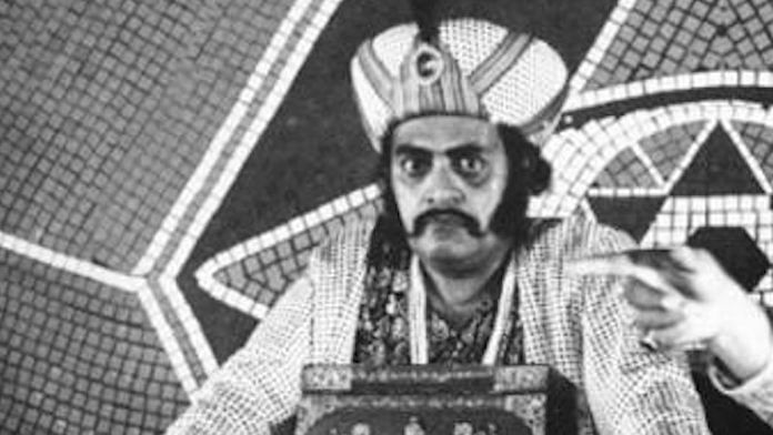 Utpal Dutt in Satyajit Ray's Hirak Rajar Deshe