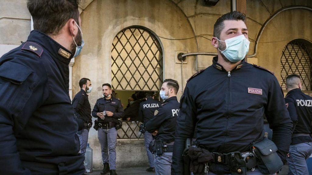 File image of Italian policemen under the lockdown | Photo: Bloomberg