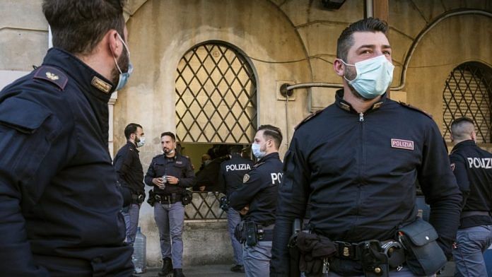File image of Italian policemen under the lockdown | Photo: Bloomberg