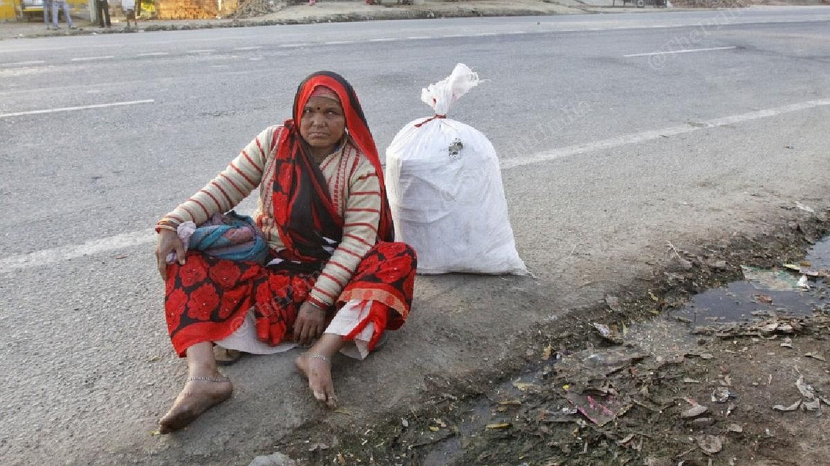 Bhagwati Devi rests by the side of the road in Agra | Photo: Praveen Jain | ThePrint
