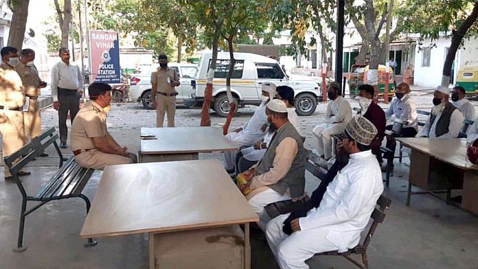 Delhi Police officers speaking to Muslim community leaders ahead of Shab-e-Barat | Photo: ANI