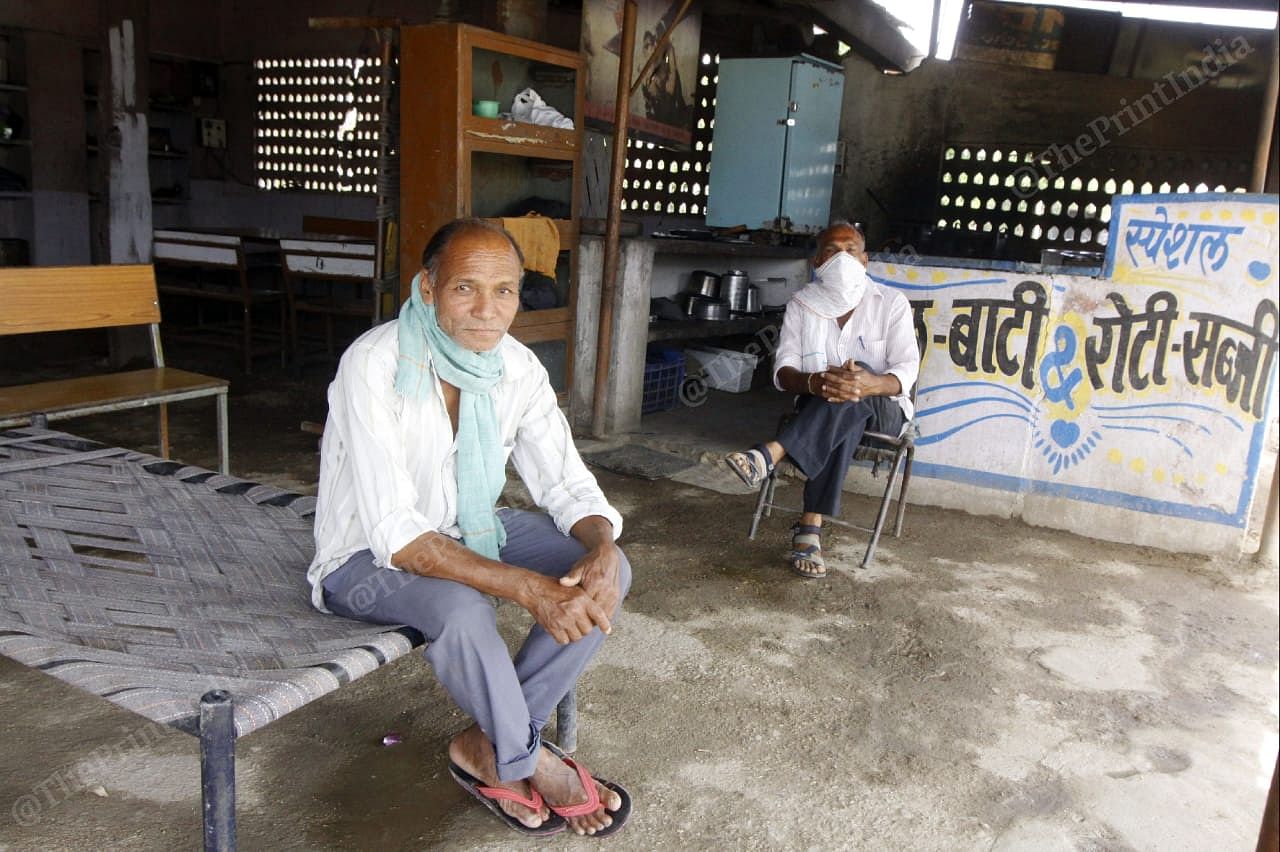 Lalit Aahir, owner of Maheshwari dhaba (left) with his employee Devraj Thakor. Photo: Praveen Jain | ThePrint