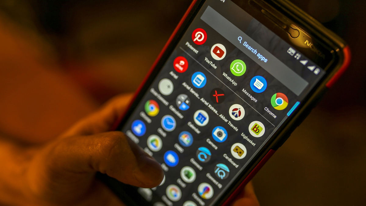 Apps displayed on a phone | Photo: Dhiraj Singh/Bloomberg