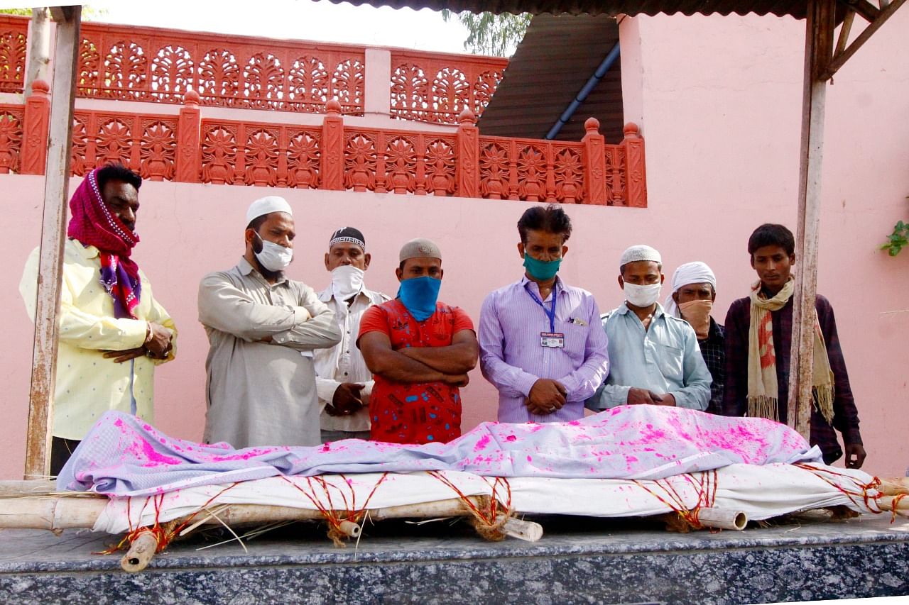 Muslim neighbours next to Rajendra Bagari's body at the cremation ground in Jaipur. | Photo: Praveen Jain/ThePrint