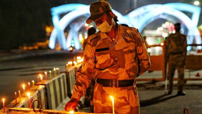 Delhi and UP Police lighting candles at Delhi-UP Border | Photo: Suraj Singh Bisht | ThePrint