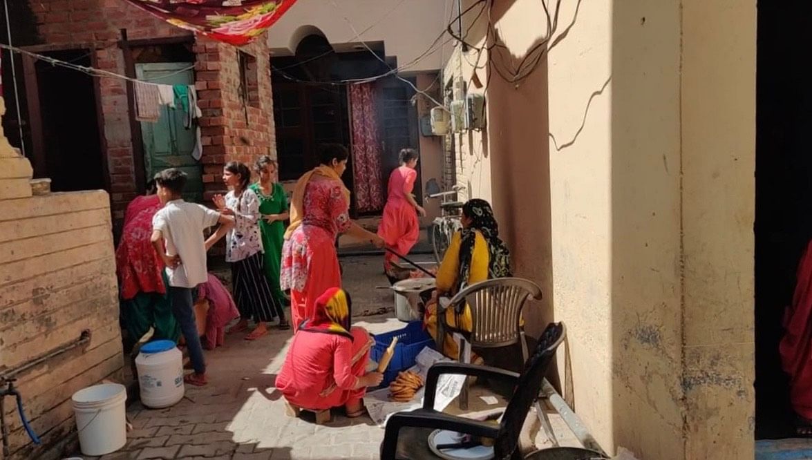 Locals around the Kamal Cinema road in Malerkotla preparing the midday meal for daily wage earners. | Photo: Urjita Bhardwaj/ThePrint