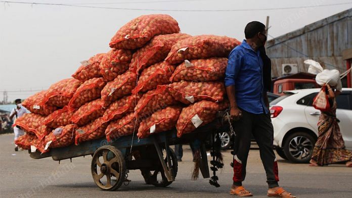 Workers at Ghazipur Mandi in Delhi | Photo: Manisha Mondal | ThePrint