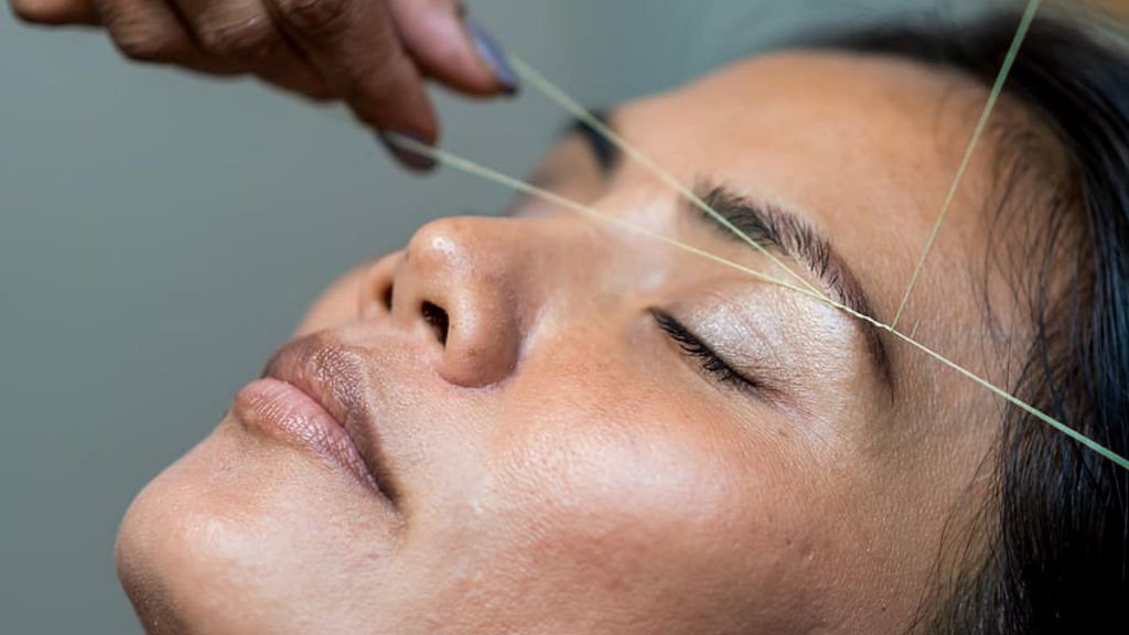 Representational photo | A woman gets her eyebrows threaded | Photo:Wallpaper Flare