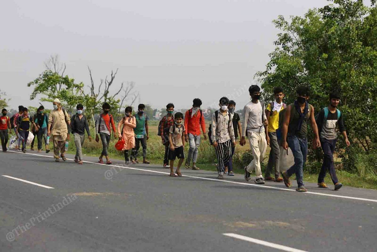 All these migrant labourers and workers are walking from Delhi and travelling to patna and were seen were seen maintaining social distancing among themselves | Photo: Suraj Singh Bisht | ThePrint