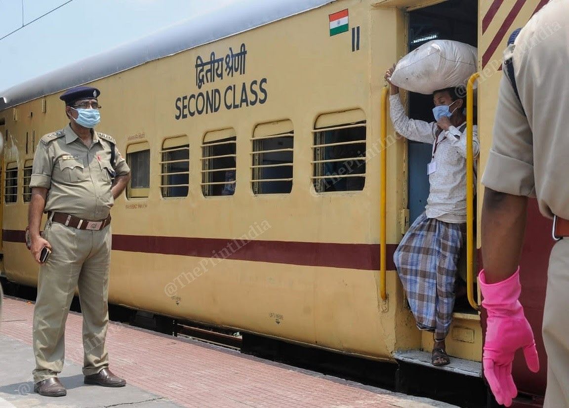 Migrants deboard the train with their luggage as police guards look on | Photo: Ashok Nath Dey | ThePrint
