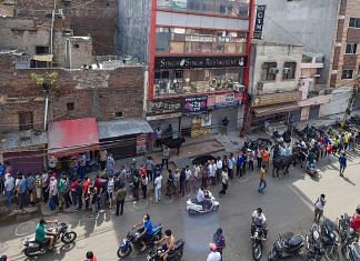 People in queues for buying alcohol as liquor shops reopen in Delhi. Photo | PTI