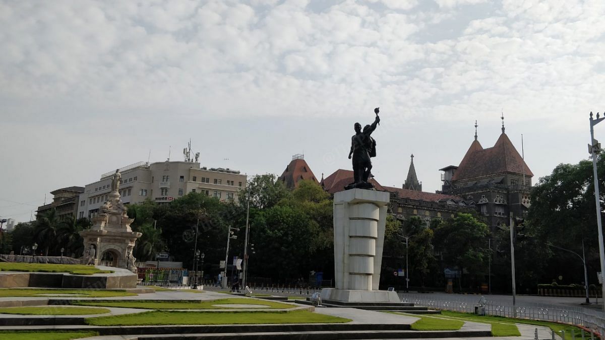 Flora fountain and Hutatma chowk usually surrounded by thick traffic and students buying books on the pavement nearby lies deserted | Photo: Swagata Yadavar | ThePrint