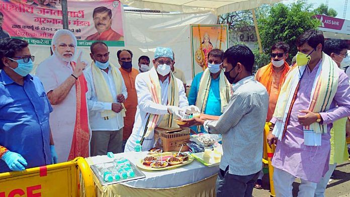 BJP workers distribute food to migrant workers in Madhya Pradesh | Photo: ANI