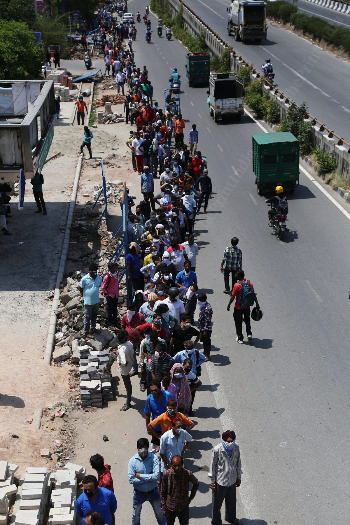 The line for alcohol in Nehru Nagar was more than a kilometer long | Photo: Manisha Mondal | ThePrint 