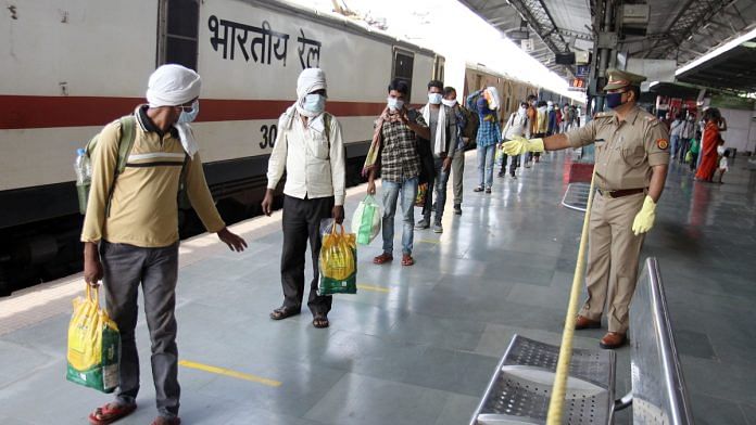 Migrants and stranded people from Nagpur arrived at Lucknow railway station by a special train on 4 May 2020