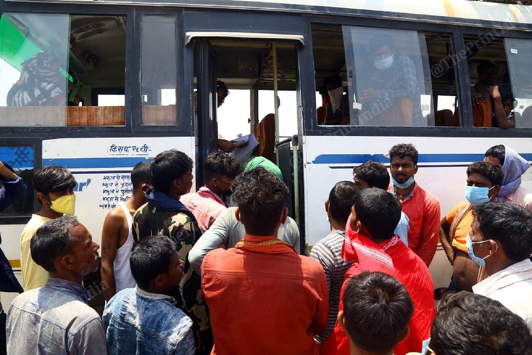 Ready to board a bus back home | Suraj Singh Bisht | ThePrint