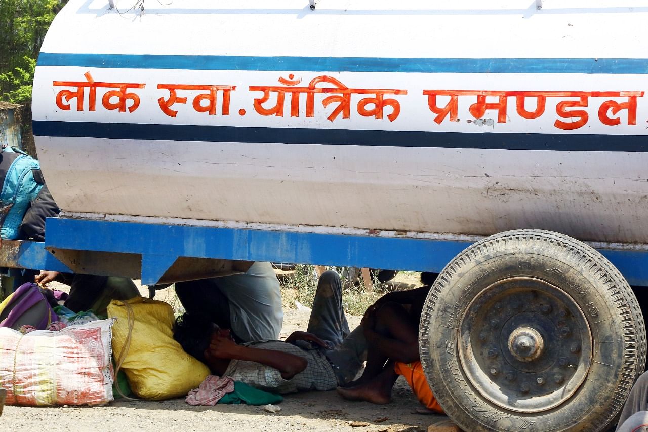 Migrants escape the searing sun at the UP-Bihar border | Photo: Suraj Singh Bisht | ThePrint