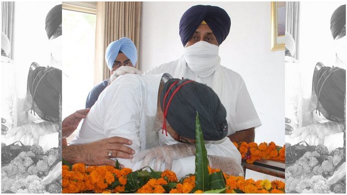 Five-time Punjab CM Parkash Singh Badal grieves at his brother's funeral | Twitter: Dr Daljit S Cheema @drcheemasad