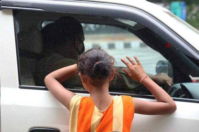 A child seeks alms on a Delhi road | Manisha Mondal | ThePrint