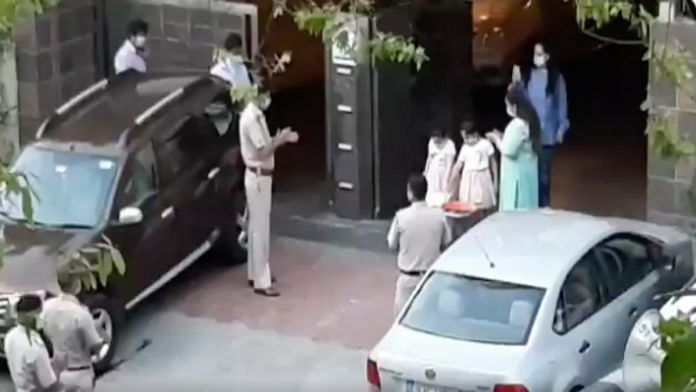 Delhi police celebrating birthday of two girls | Photo: Screengrab/Twitter