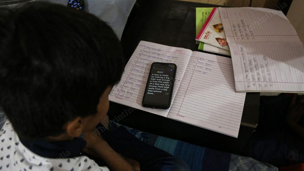 A Delhi school student studies online via WhatsApp | Manisha Mondal | ThePrint