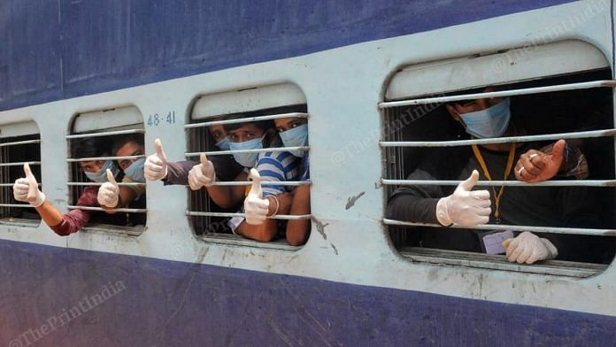 Migrants returning from Ajmer flash the thumbs-up sign as they arrive at Dankuni | Photo: Ashok Nath Dey | ThePrint