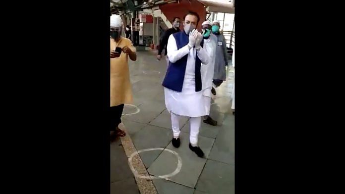A screengrab from the viral video of Sajid Siddiqui at Mumbai's Chhatrapati Shivaji Terminus railway station | Facebook