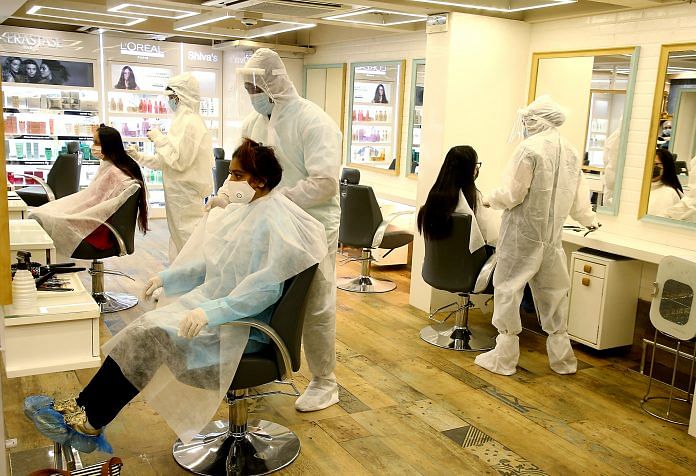 Salon employees wear PPE kits to attend to customers | Photo: ANI