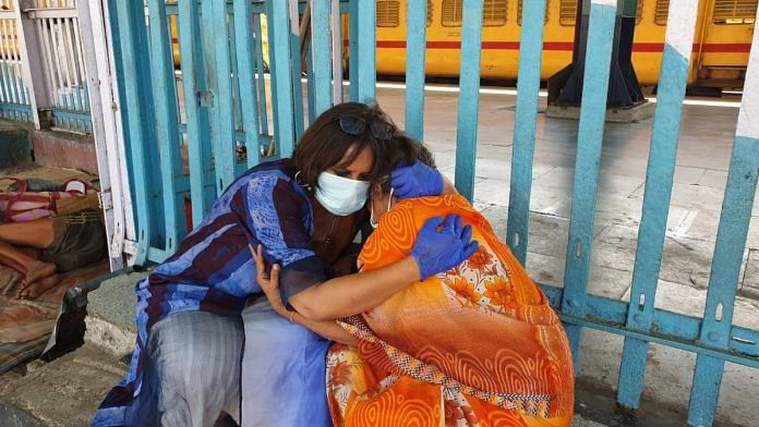 Journalist Barkha Dutt consoling an abandoned elderly woman in Mumbai | Photo: Twitter | @BDUTT