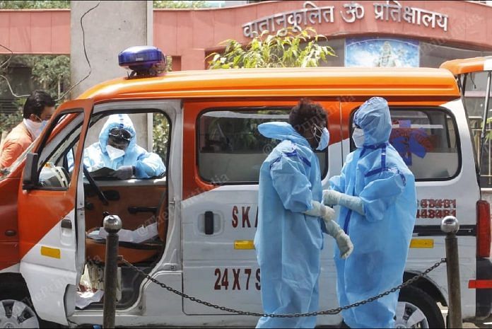Hospital workers transport bodies in complete personal protective equipment (PPE) | Praveen Jain | ThePrint