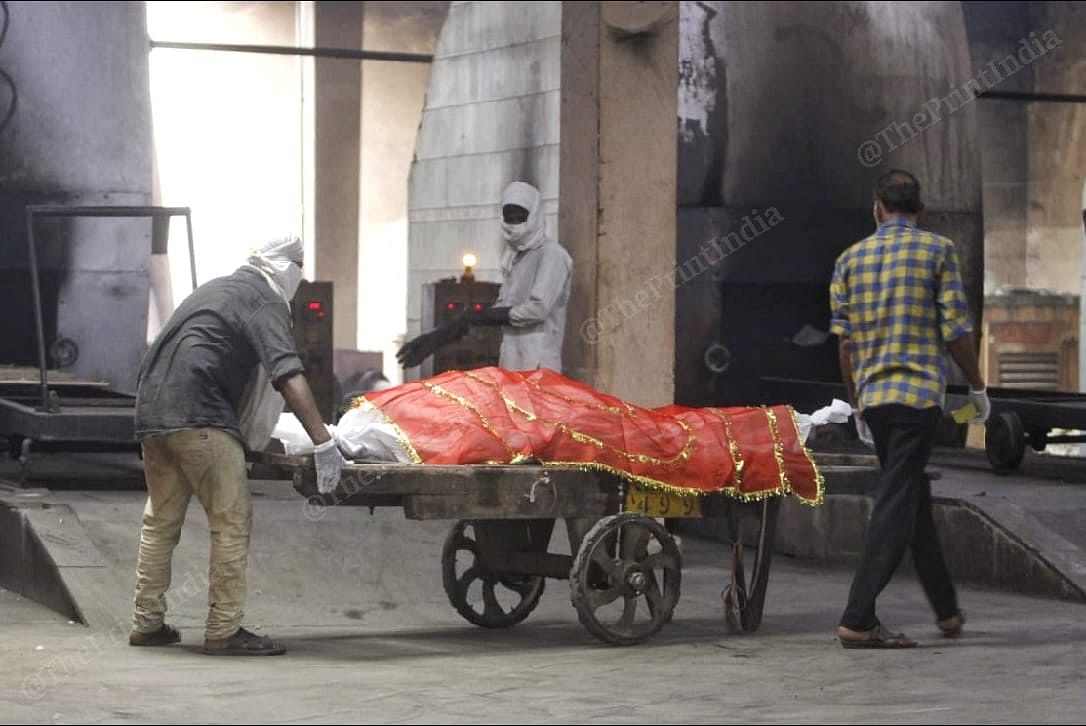 A body is taken to one of the CNG furnaces at Nigambodh Ghat | Praveen Jain | ThePrint