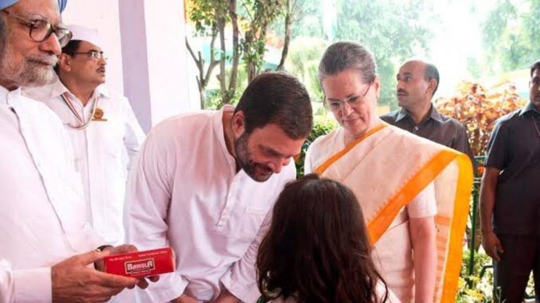 Manmohan Singh didn’t hold sweet box like a ‘servant’ for Gandhi family, Rahul held it too