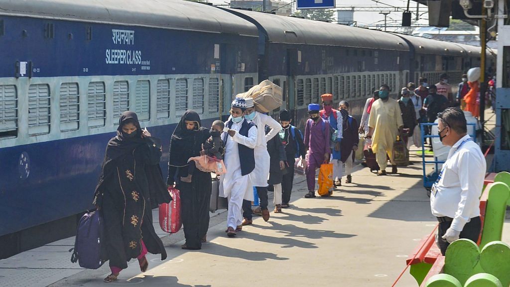 Migrants arrive to board a train to reach their native places in Dhanbad (Jharkhand) and Bihar at a railway station, during the ongoing COVID-19 lockdown. | PTI