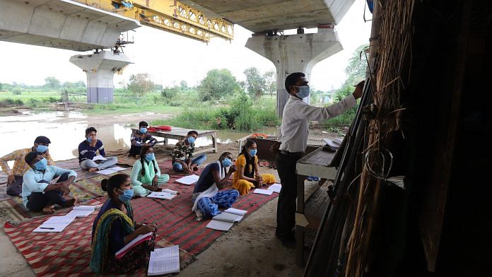 An open-air class for students, who lack electronic devices to attend online classes | Photo: Amarjeet Kumar Singh | Bloomberg | Anadolu Agency via Getty Images