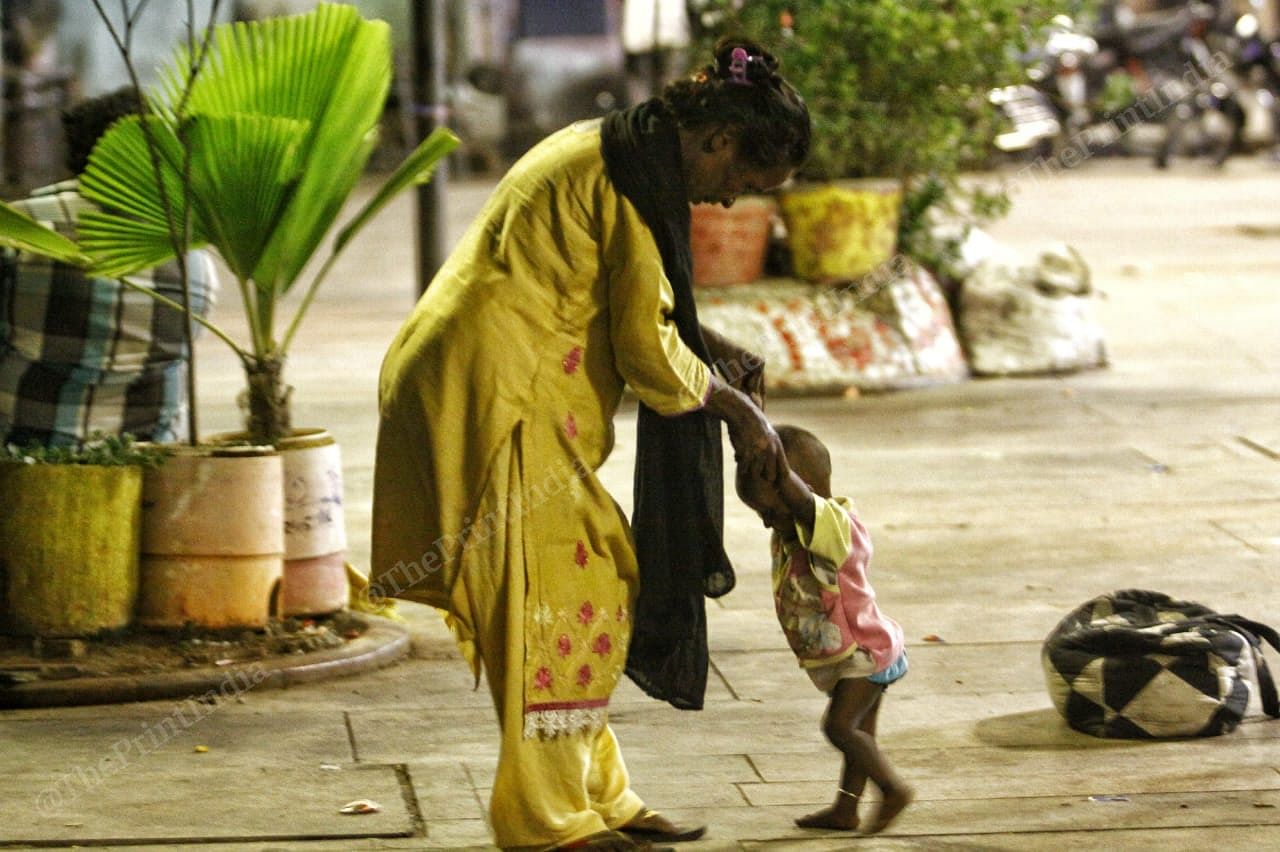 A woman plays with a kid near the gateway | Photo: Praveen Jain | ThePrint