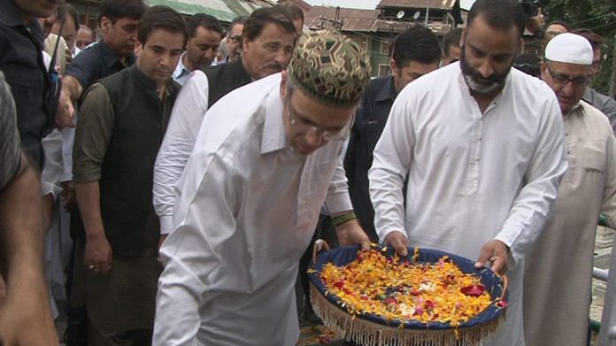 A 2018 photo of Omar Abdullah offering floral tributes at Mazaar-e-Shuhada on the occasion of Martyrs' Day | Twitter