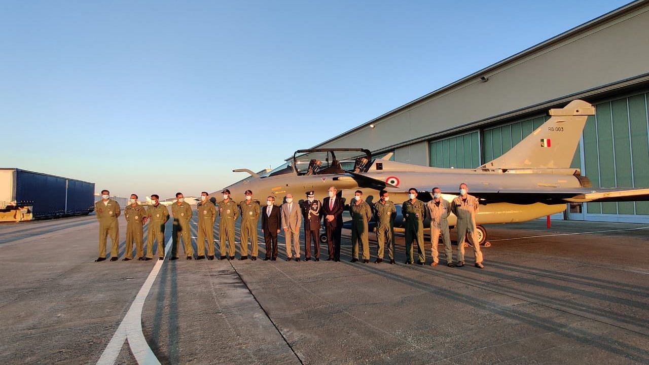 The Indian Air Force contingent at Merignac in France with a Rafale jet | Twitter: India in France @Indian_Embassy