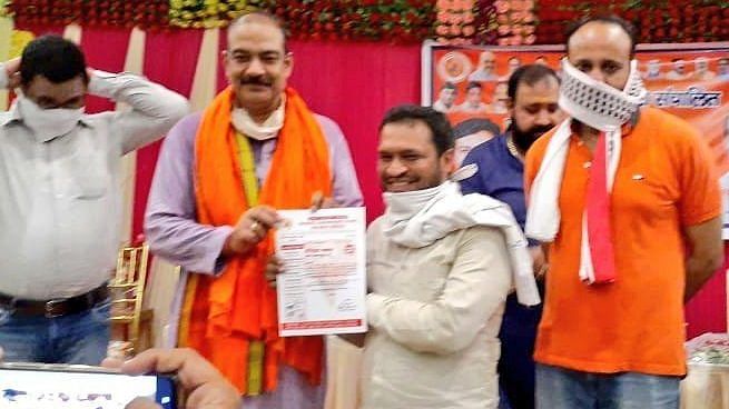 BJP's Bulandshahr district president Anil Sisodia handing over the certificate to Shikhar Aggarwal — the main accused in the murder of Inspector Subodh Singh | Twitter: Sanjay Singh @SanjayAzadSln