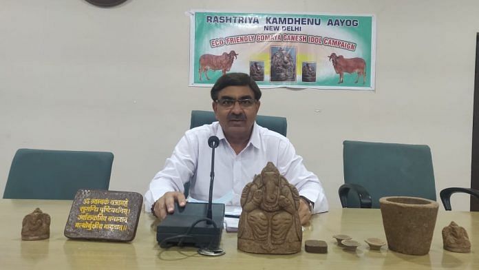 EdlyptCUcAAIgv6 Rashtriya Kamdhenu Aayog chairman Vallabh Kathiria | Photo: Twitter @DrKathiria