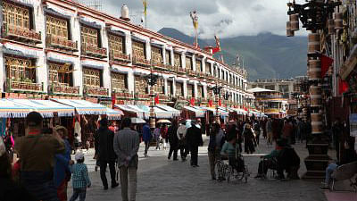 A shopping area in Lhasa | Photo: John Liu | Bloomberg