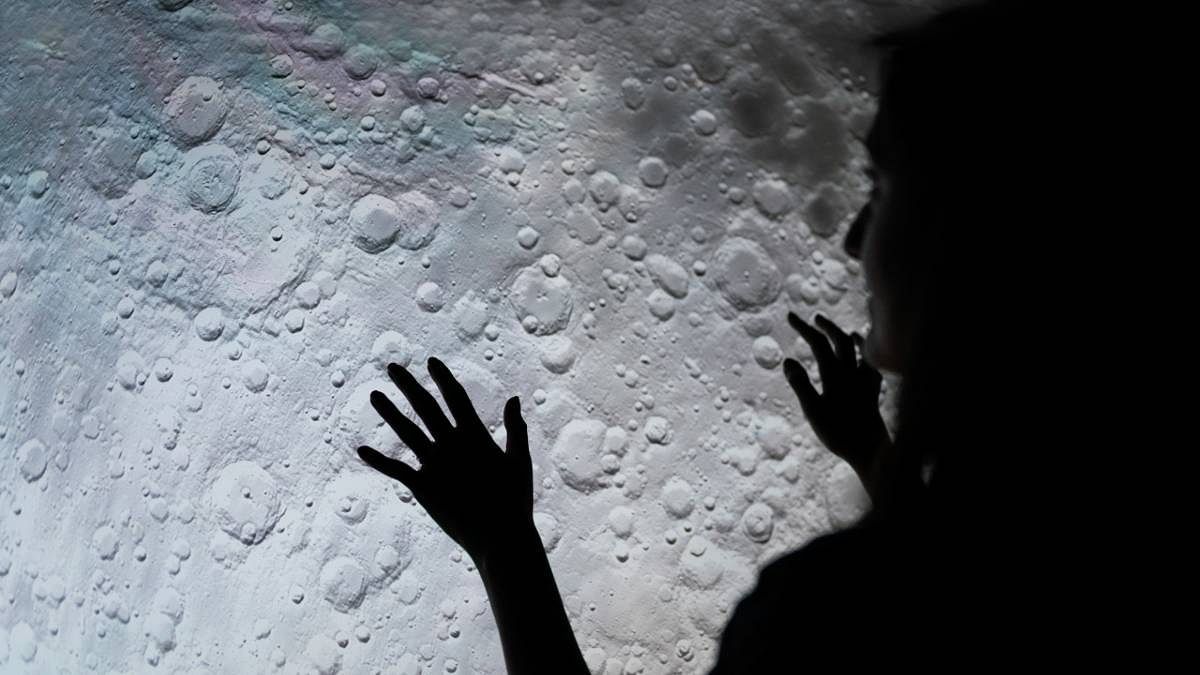 There is water on the Moon trapped in glass, much more accessible than thought, says NASA